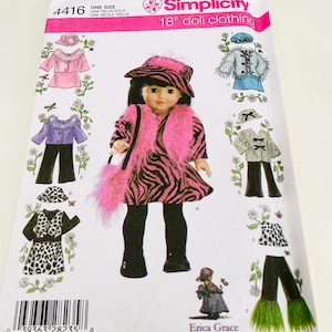 Könnte beinhalten: Ein Simplicity 4416 Schnittmusterumschlag für 18-Zoll-Puppenkleidung. Die Vorderseite zeigt Illustrationen verschiedener Outfits, darunter ein Kleid mit rosa-schwarzem Zebramuster, einen passenden Hut und eine rosa Kunstfell-Stola sowie weitere Designs.