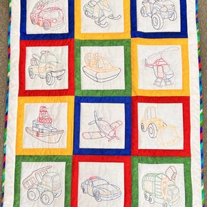 Vervoer kinderkamer baby quilt Amish handgemaakte handgequilt handgeborduurde auto's vrachtwagens boot erfgoed kwaliteit katoen primaire kleuren