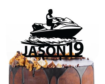 Adorno para tarta de cumpleaños con un hombre en una moto acuática, diferentes variaciones y colores posibles.