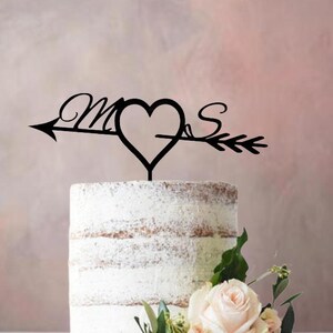 Adorno para tarta de boda Corazón con flecha y tus iniciales