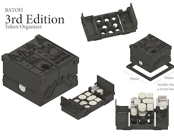 Puede incluir: Un organizador de plástico negro para el juego de mesa "BatoH 3ª edición". El organizador tiene una base cuadrada y una tapa con el logotipo del juego. El organizador está diseñado para contener las fichas y otros componentes del juego.