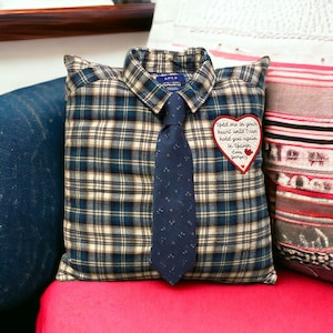 Cuscino ricordo con vestiti della persona cara, include colletto, camicia, jeans e toppa ricordo personalizzata
