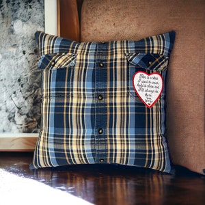 Cuscino ricordo con vestiti della persona cara senza colletto - camicia - jeans e toppa ricordo personalizzata
