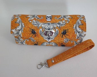 Cartera de mano con calaveras y arañas, imprescindible para llevar en el bolso, para el móvil o para llevarla cruzada
