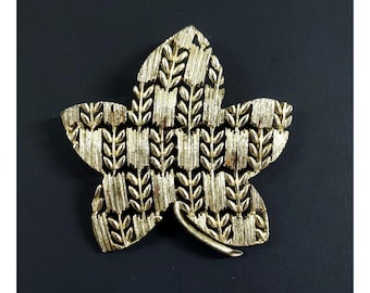 Vintage Mid Century Lisner Signed Gold Tone Textured Leaf Brooch Pin