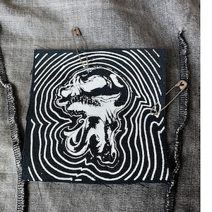 Parche de calavera de heavy metal vanguardista: mejora tu chaqueta vaquera