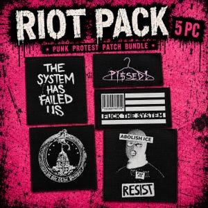 Peut inclure: Un lot de 5 écussons de protestation punk composé de pièces en tissu noir avec des motifs et du texte en blanc. Les designs incluent "THE SYSTEM HAS FAILED US", "PISSED" avec un cintre, un drapeau code-barres, un bâtiment du capitole et une cagoule.