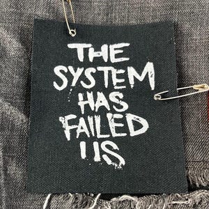 Toppa di protesta punk politica: il sistema ci ha delusi - 4"x4"