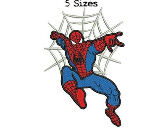Può includere: Personaggio di Spiderman ricamato in rosso e blu con un design a ragnatela sullo sfondo. Il testo '5 Sizes' è in alto nell'immagine.