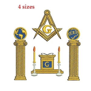 Könnte beinhalten: Ein goldenes freimaurerisches Symbol mit einem Zirkel und einem Winkelmaß, einem Globus, zwei Säulen und einem Buch mit einem G darauf. Das Symbol befindet sich auf einem weißen Hintergrund.