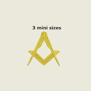 Puede incluir: Símbolo masónico bordado en color dorado, compuesto por una escuadra y un compás. El símbolo está centrado sobre un fondo color crema. El texto encima del símbolo dice "3 mini tamaños".