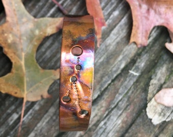 Brazalete de cobre con signo de cáncer, brazalete de cobre con constelación, brazalete de cobre con signo del zodíaco, brazalete astrológico, brazalete con signo zodiacal, pátina de fuego iridiscente.