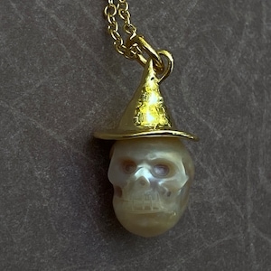 Witch hat carved pearl skull necklace, witchy hat skull pearl pendant necklace, pink pearl skull necklace, mauve pearl skull witch necklace