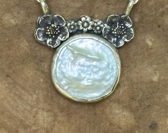 Collar de plata de ley hecho a mano con moneda, perlas y flores de Minnie Mouse.