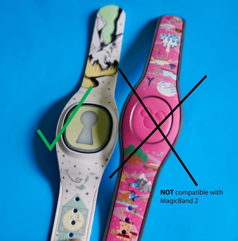 Pu&ograve; includere: Due MagicBand Disney, una bianca con un buco della serratura verde e un design colorato, e una rosa con un'icona di Topolino e un design colorato. La MagicBand bianca &egrave; compatibile con MagicBand 2, mentre la MagicBand rosa non lo &egrave;.