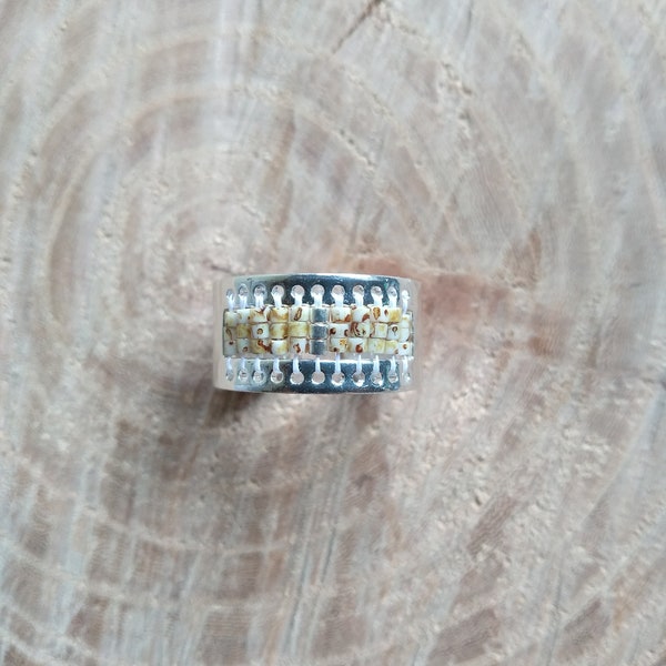 Bague argentée réglable et son tissage perles Miyuki