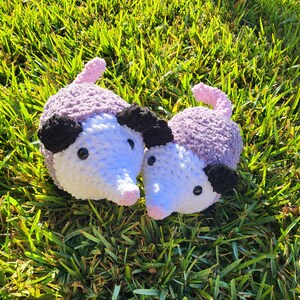 Auf Bestellung gefertigt: Opossum Buddy, kuscheliges Opossum, Opossum mit posierbarem Schwanz, Opossum Plüsch, Plushie, häkeln Opossum, beweglicher Schwanz, kuscheliges Opossum