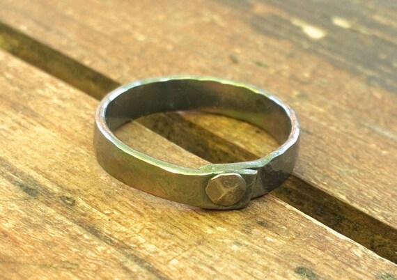 Geschmiedete Titan Ring Band Gemalt Mit Dem Feuer Niet Etsy