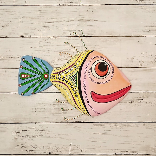 Art mural poisson, sculpture de poisson sculptée à la main, art de poisson en bois, décoration de maison de plage, peint à la main L 19,6 po. x H 10 po.