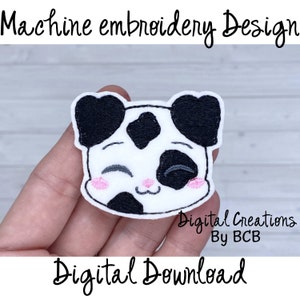 Könnte beinhalten: Maschinenstickerei-Design eines niedlichen Cartoon-Pandas mit schwarz-weißem Fell, das mit rosa Wangen zwinkert. Das Design ist zum digitalen Download.