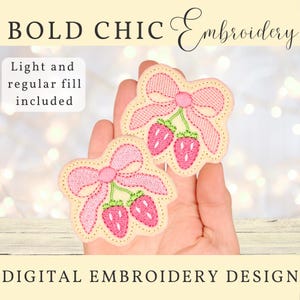 Pode incluir: Dois desenhos de morangos bordados com laços rosa e caules verdes. Os desenhos estão em um fundo amarelo claro. O texto "BOLD CHIC Embroidery" e "DIGITAL EMBROIDERY DESIGN" estão na parte superior e inferior da imagem. O texto "Light and regular fill included" também está presente.