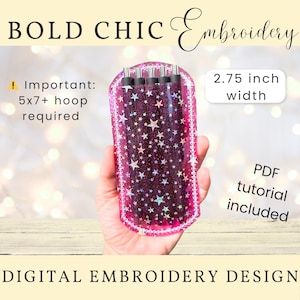 以下が含まれることがあります： ピンク色のキラキラしたケースに星が散りばめられたデジタル刺繍デザイン。ペンが入っています。「BOLD CHIC Embroidery」と「DIGITAL EMBROIDERY DESIGN」の文字。ケースの幅は7cmで、5x7+の刺繍枠が必要です。PDFチュートリアルが含まれています。