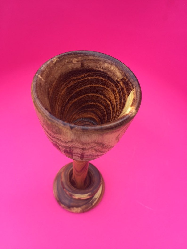Captive ring goblet