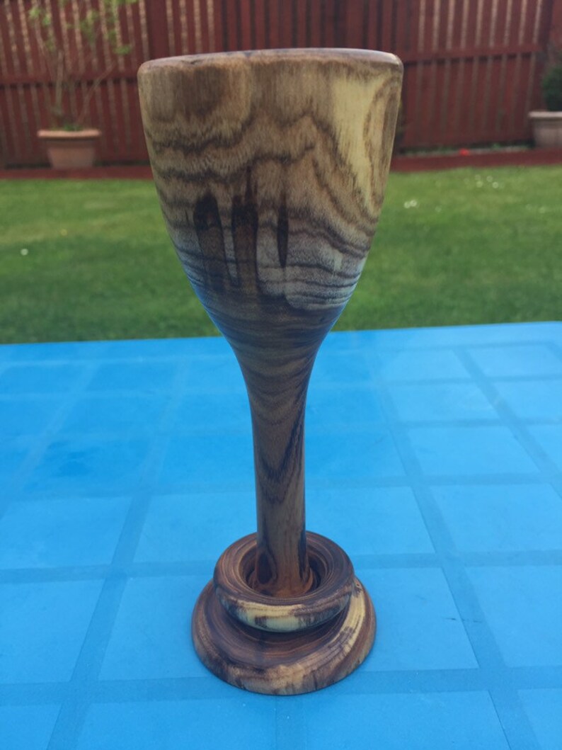 Captive ring goblet