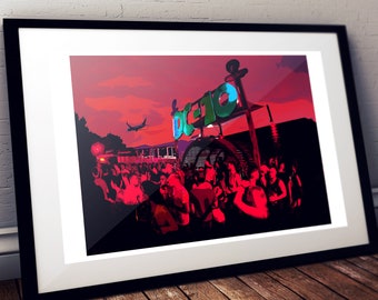 Puede incluir: Una ilustración digital de una multitud de personas en un festival de música con un gran cartel que dice "Decibel" en un esquema de colores rojo, verde y azul. Un avión vuela por encima en el cielo rojo.