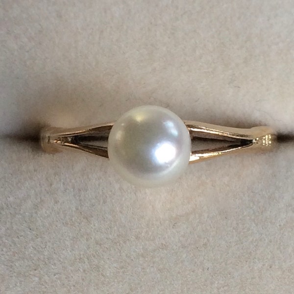 9 CT Gold Pearl Ring. Single Cultured Pearl Ring 375 Gold. Tiny Rings. Bridesmaids Ring