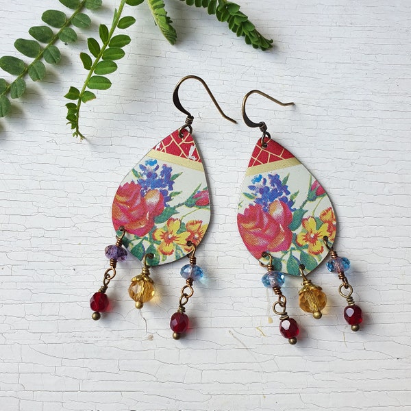 Boucles d'oreilles avec fleurs et cristaux, créées avec une boîte en fer blanc vintage, boucles d'oreilles lustre avec roses, fabriquées à la main en Italie.