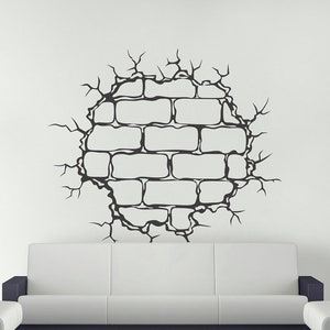 Peut inclure: Un autocollant mural noir et blanc représentant un mur de briques avec des fissures qui rayonnent vers l'extérieur. L'autocollant est conçu pour ressembler à un mur brisé.