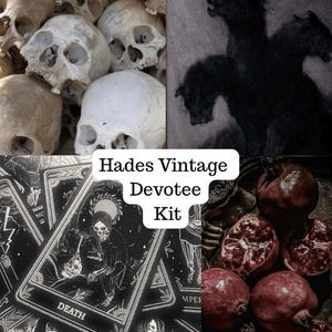 Puede incluir: Un collage con calaveras, una ilustración de un perro de tres cabezas, cartas del tarot con un diseño de esqueleto y granadas. El texto "Hades Vintage Devotee Kit" se muestra en un cuadro blanco.
