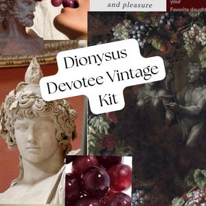 Könnte beinhalten: Eine Collage im Vintage-Stil mit Bildern von Trauben, klassischen Skulpturen und Text. Der Text enthält "Dionysus Devotee Vintage Kit" und "Gott des Festes, des Weins und des Vergnügens". Die Farbpalette ist eine Mischung aus dunklen Rot-, Weiß- und Brauntönen.