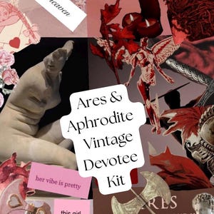 Può includere: Un collage con una statua classica, un angelo e un'ascia, con il testo "Ares & Aphrodite Vintage Devotee Kit". Bigliettini rosa con le scritte "her vibe is pretty" e "this girl loves pink". I colori dominanti sono il rosso e il marrone.