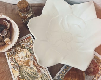 Assiette florale blanche vintage, bol d'offrandes de divinité, assiette d'offrande de divinité, assiette à bijoux, assiette d'autel floral, décor d'autel Perséphone