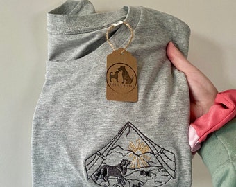 Camiseta Adventure Dogs- Varias razas- Camiseta orgánica bordada para excursionistas, vagabundos, aventureros y amantes de los perros