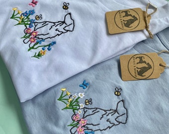 ESTILO DE CONTORNO- Camiseta Wildflower Dogs- Camiseta bordada para amantes de los perrosCamiseta bordada para perros de primavera para dueños de perros, peluqueros de perros, paseo de perros
