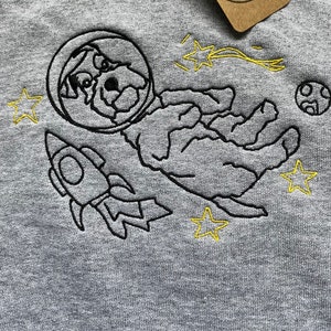 Sudadera de Perros Intergalácticos Space Schnauzer. Regalos para amantes y dueños de perros. Perro espacial bordado. imagen 1