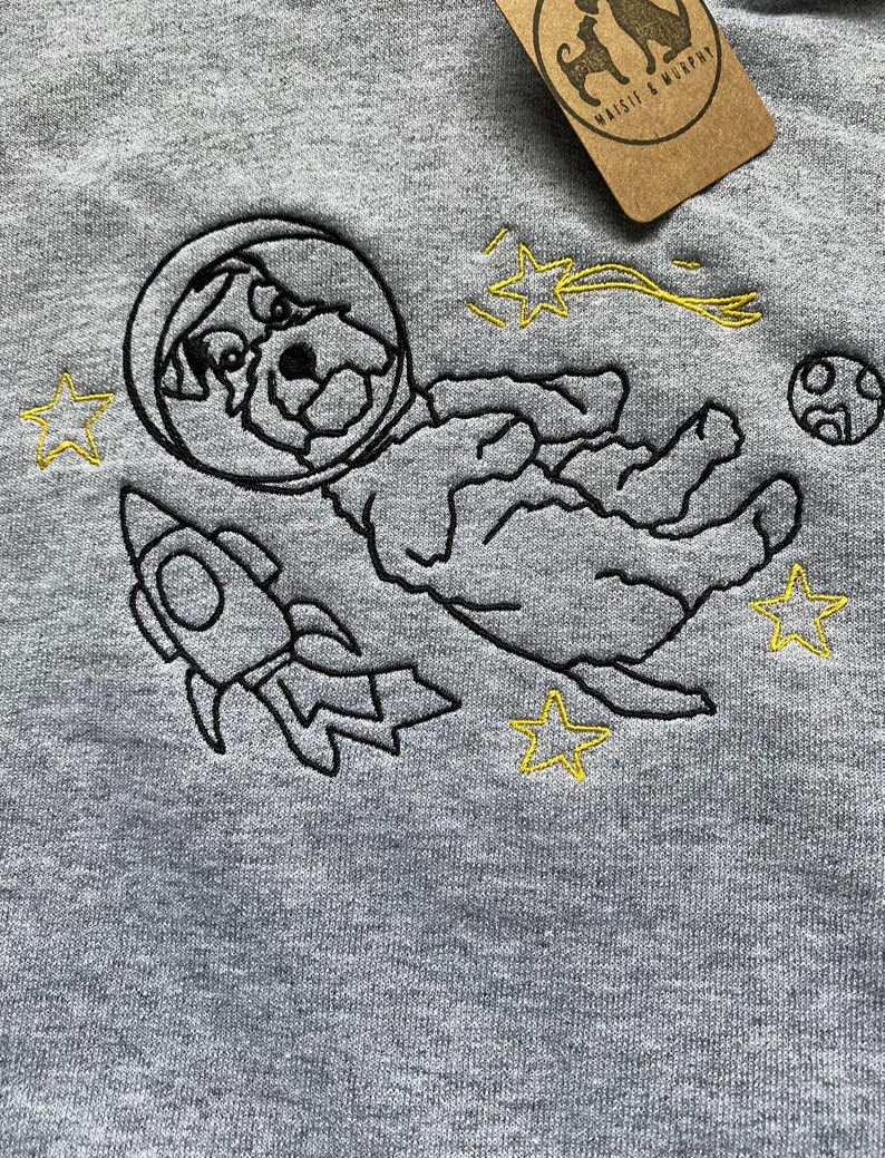 Sudadera de Perros Intergalácticos Space Schnauzer. Regalos para amantes y dueños de perros. Perro espacial bordado. imagen 1