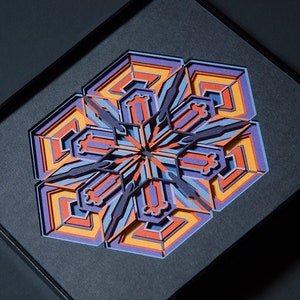 Scultura di carta con fiori esagonali / Opera d'arte geometrica floreale tagliata su carta / Design di cristalli di neve Taglio di carta a strati / Decorazione da parete con fiocco di neve 3D