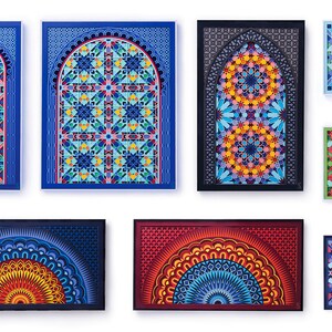 Op de afbeelding: Een collectie van zeven ingelijste kunstwerken voor aan de muur met ingewikkelde geometrische patronen. Twee rechthoekige stukken tonen boogontwerpen, een zwart rechthoekig stuk heeft een cirkelvormig motief en drie vierkante stukken tonen symmetrische sterpatronen.