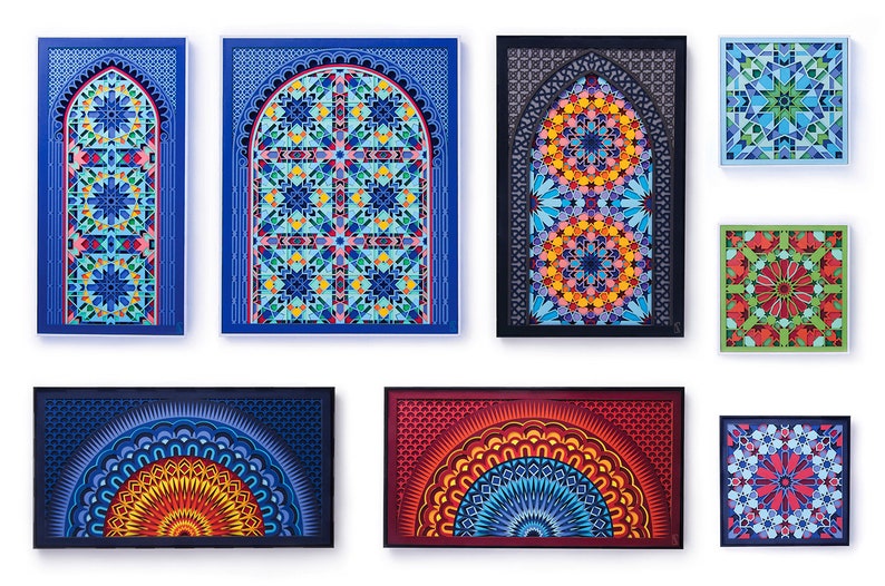 Op de afbeelding: Een collectie van zeven ingelijste kunstwerken voor aan de muur met ingewikkelde geometrische patronen. Twee rechthoekige stukken tonen boogontwerpen, een zwart rechthoekig stuk heeft een cirkelvormig motief en drie vierkante stukken tonen symmetrische sterpatronen.