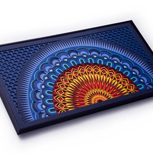 Op de afbeelding: Een rechthoekig wandkunstwerk met een gelaagd, meerdimensionaal mandala-ontwerp. Het kunstwerk toont een levendig halve-cirkelpatroon in tinten geel, oranje en rood, tegen een diepblauwe achtergrond met een honingraatstructuur.