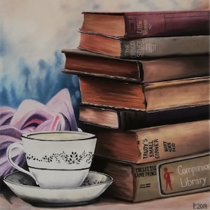 Puede incluir: Una pila de libros antiguos con títulos como "The Orbiddi Study" y "Little Women" están dispuestos sobre una mesa junto a una taza de té blanca y un platillo con un diseño floral negro. Una bufanda morada está drapeada sobre la mesa.