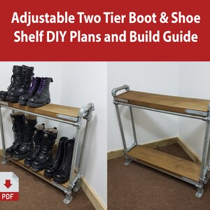 Könnte beinhalten: DIY-Pläne und Bauanleitung für ein verstellbares zweistufiges Schuh- und Stiefelregal aus Metallrohren und Holz. Das Regal ist mit Stiefeln bestückt.