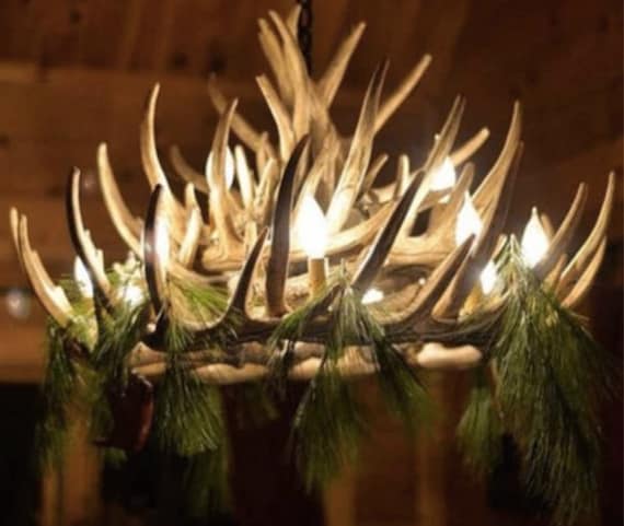 モナーク フェイク鹿の角シャンデリア 幅32インチ x 高さ20インチ 素朴