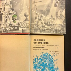 Op de afbeelding: Vintage kinderboek, "Journey to Jupiter", met illustraties van ruimteverkenning. De omslag toont robots, astronauten en buitenaardse figuren in een retro sciencefictionstijl. Het boek is van Joseph Greene.