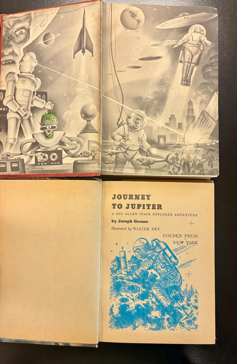 Op de afbeelding: Vintage kinderboek, "Journey to Jupiter", met illustraties van ruimteverkenning. De omslag toont robots, astronauten en buitenaardse figuren in een retro sciencefictionstijl. Het boek is van Joseph Greene.