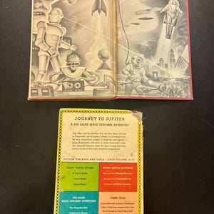 Op de afbeelding: Vintage kinderboek, "Reis naar Jupiter", met retro illustraties van ruimteverkenning. De omslag toont de titel en een lijst met andere titels. Binnenin tonen zwart-wit illustraties robots, astronauten en ruimteschepen.